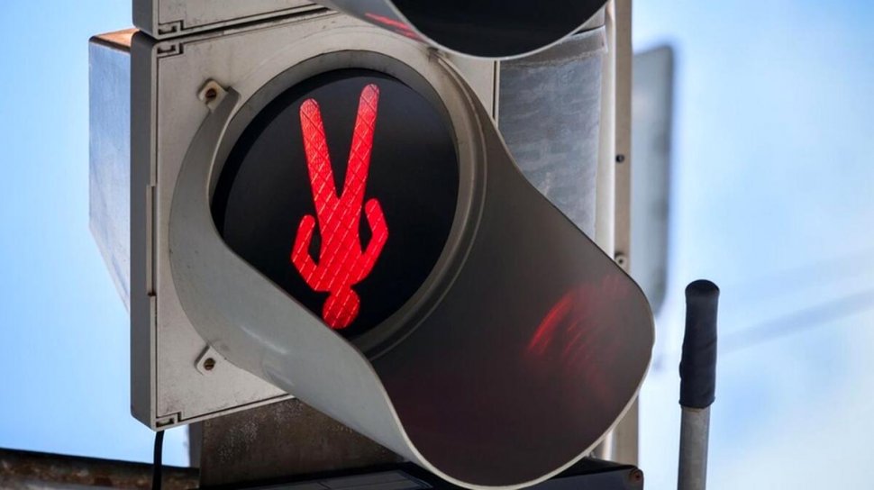 Un semafor "sucit" din Târgu Jiu a devenit viral pe Internet | "Poate sunt persoane care merg și în cap"