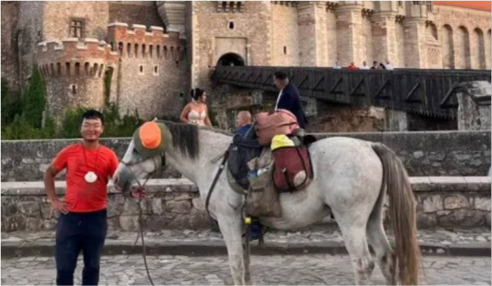 Chinezul care străbate Europa călare s-a fotografiat la castelul Huniazilor, în Hunedoara
