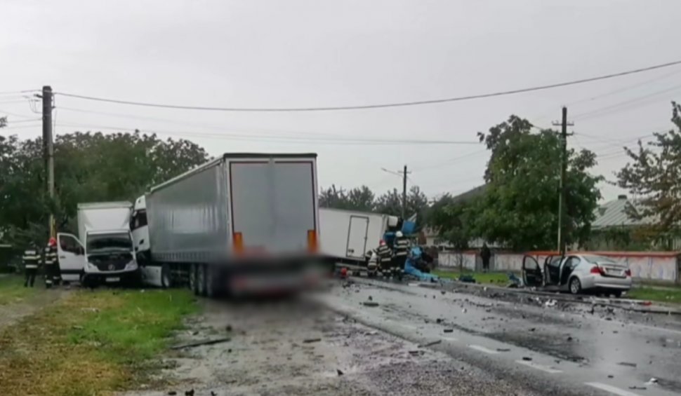 Accident mortal cu patru maşini pe DN 2 în Neamţ | O fată de 16 ani a murit, iar alte trei au fost rănite