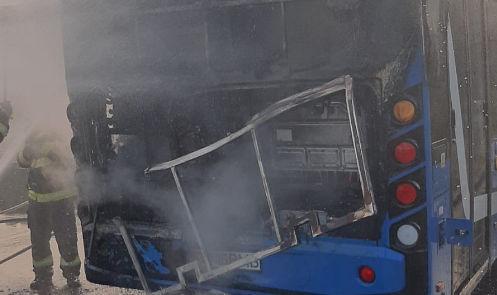 Autobuz electric în flăcări pe o stradă din Brăila. Circulația a fost oprită