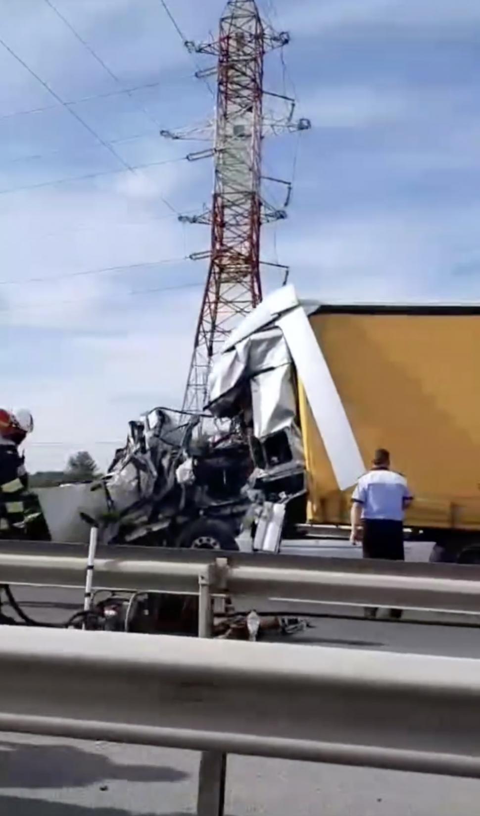 Cinci oameni care mergeau la muncă și-au pierdut viața în accidentul cumplit de pe Autostrada A1, din cauza unui șofer de TIR, orbit de soare 858881