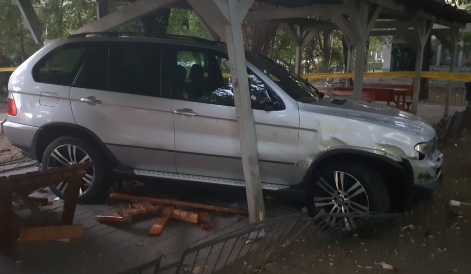 Șofer căutat de Poliție, după ce a intrat cu mașina într-un parc din București și a distrus un spațiu pentru șahiști