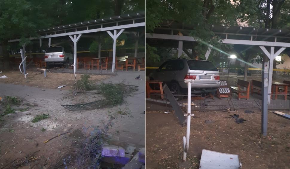 Șofer căutat de Poliție, după ce a intrat cu mașina într-un parc din București și a distrus un spațiu pentru șahiști 858802