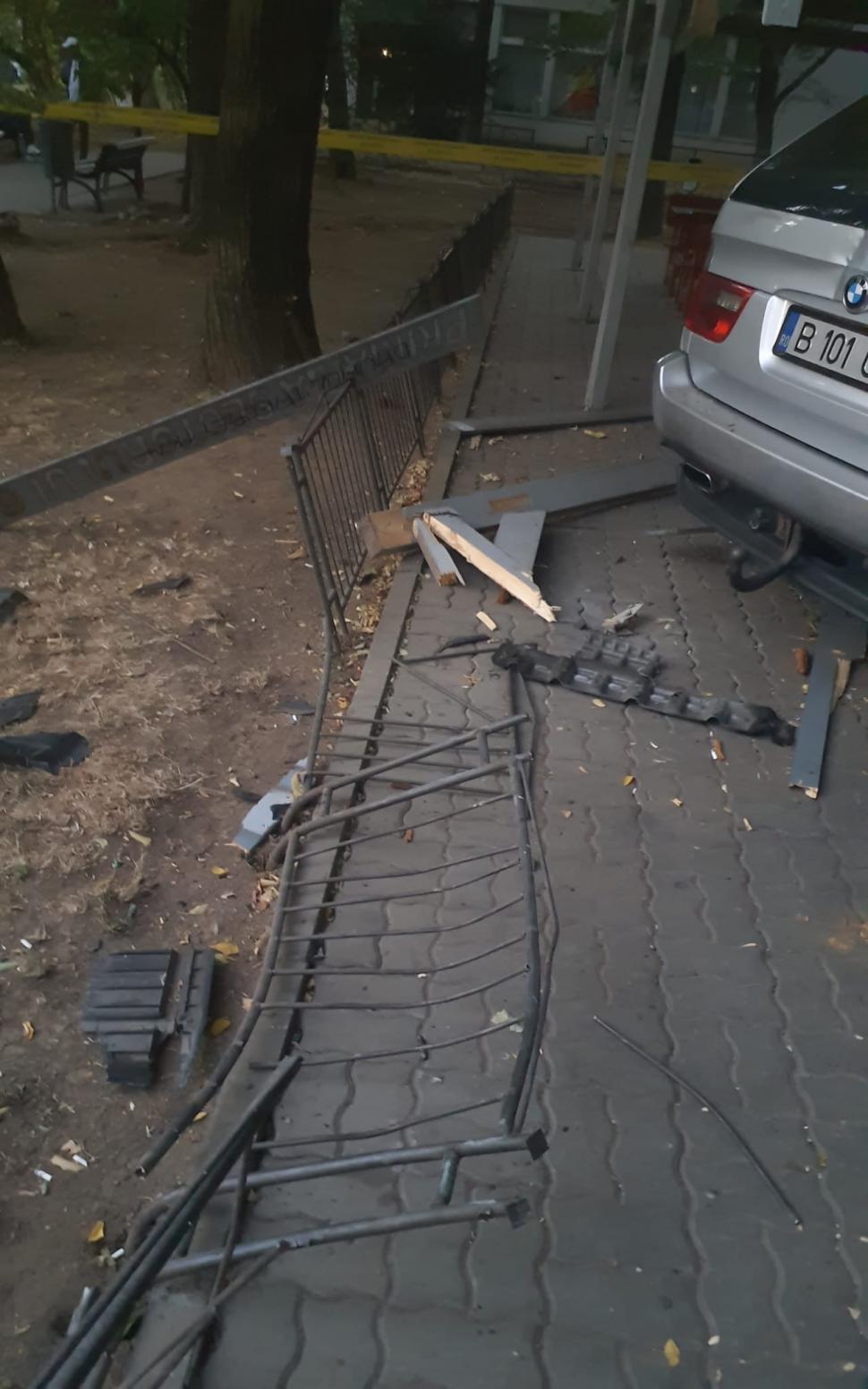 Șofer căutat de Poliție, după ce a intrat cu mașina într-un parc din București și a distrus un spațiu pentru șahiști 858803