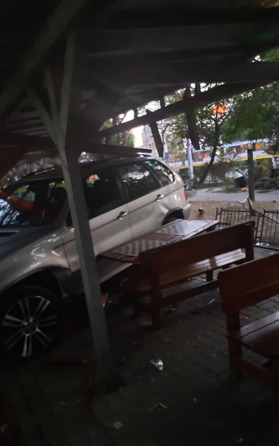 Șofer căutat de Poliție, după ce a intrat cu mașina într-un parc din București și a distrus un spațiu pentru șahiști 858804