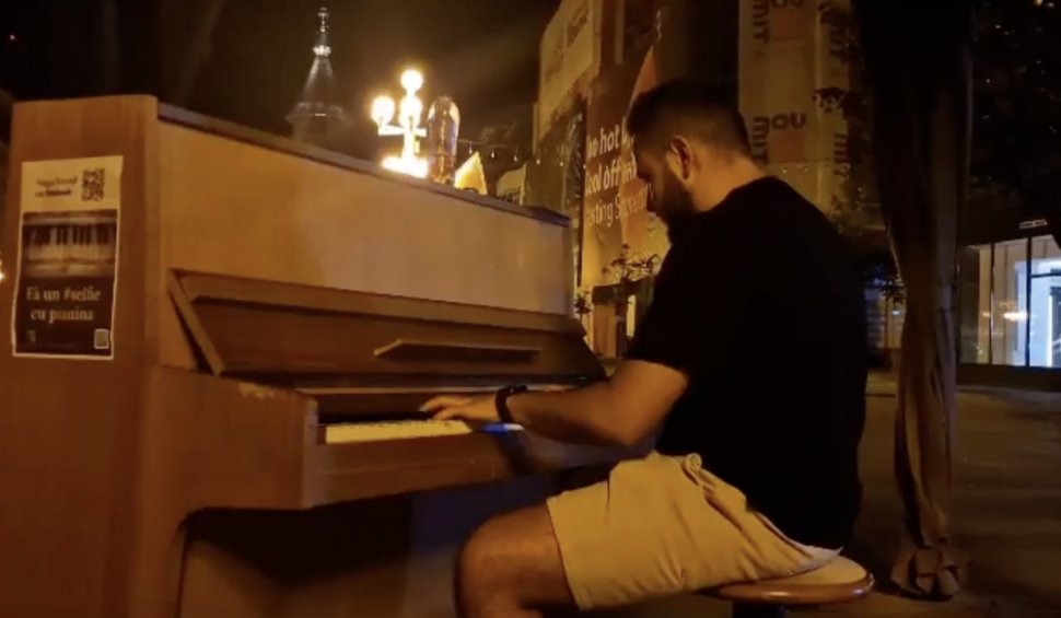 Tânăr surprins de membrii Holograf cântând la pian o celebră piesă a trupei, noaptea, pe stradă. Clipul a ajuns viral