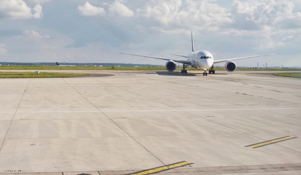 Un avion care a plecat de la Sibiu a aterizat forțat la Budapesta | Problemele au apărut la decolare: "S-a aprins o flamă"