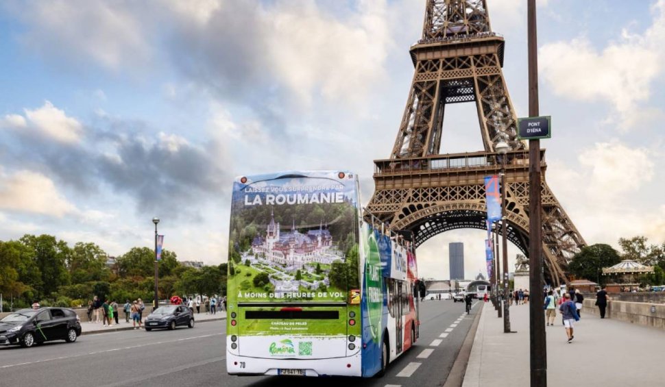 Fotografia unui român, pe autobuzele turistice din Paris. Imagini cu Castelul Peleș pe străzile din capitala Franței