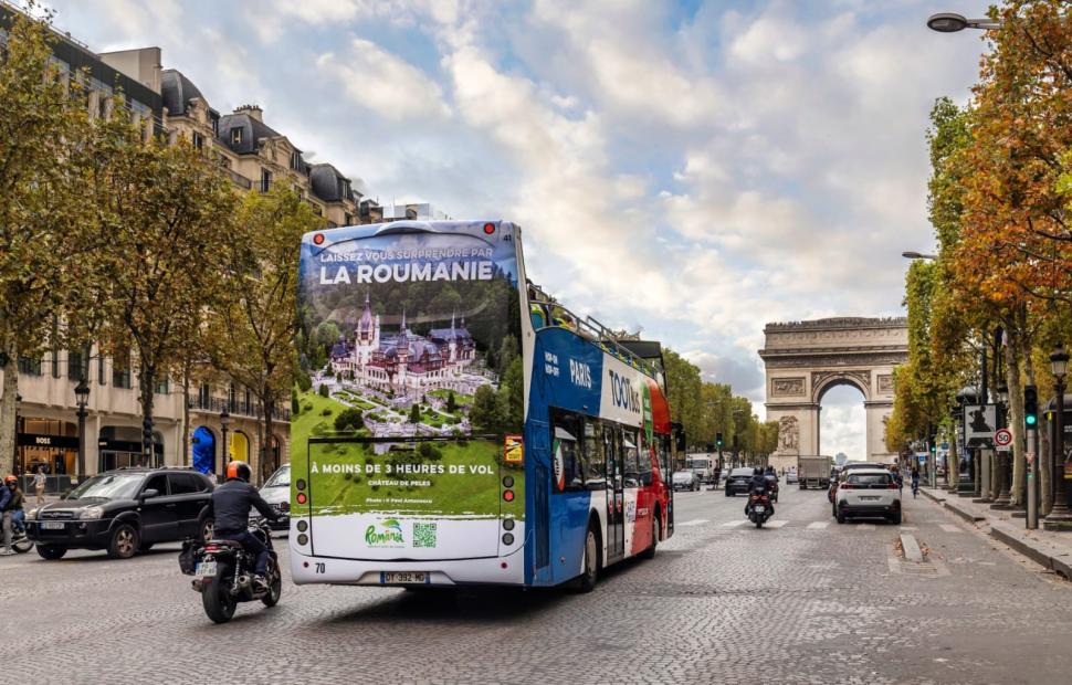 Fotografia unui român, pe autobuzele turistice din Paris. Imagini cu Castelul Peleș pe străzile din capitala Franței 858989