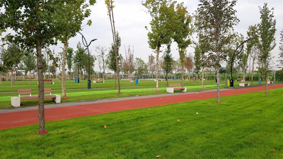 Cel mai nou parc din Bucureşti a fost deschis în Sectorul 4. Are fântână muzicală şi plajă ecologică 859177
