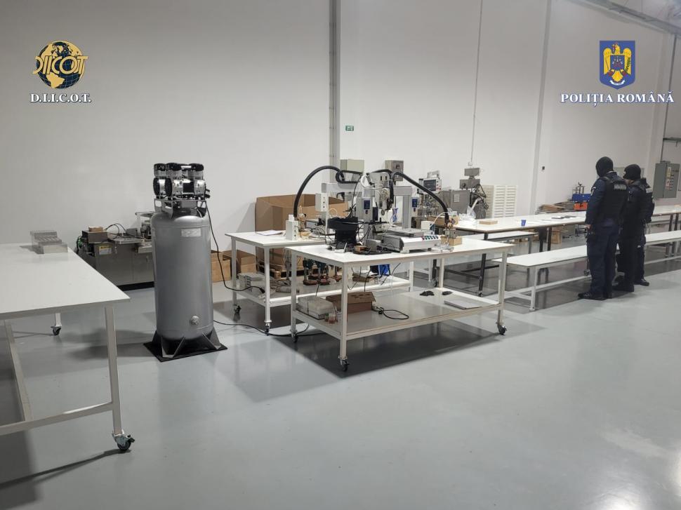 Un polițist ambala dulciuri cu droguri în "Fabrica de vise" din Iași  | Un psiholog și un canadian, printre cei reținuți 859071