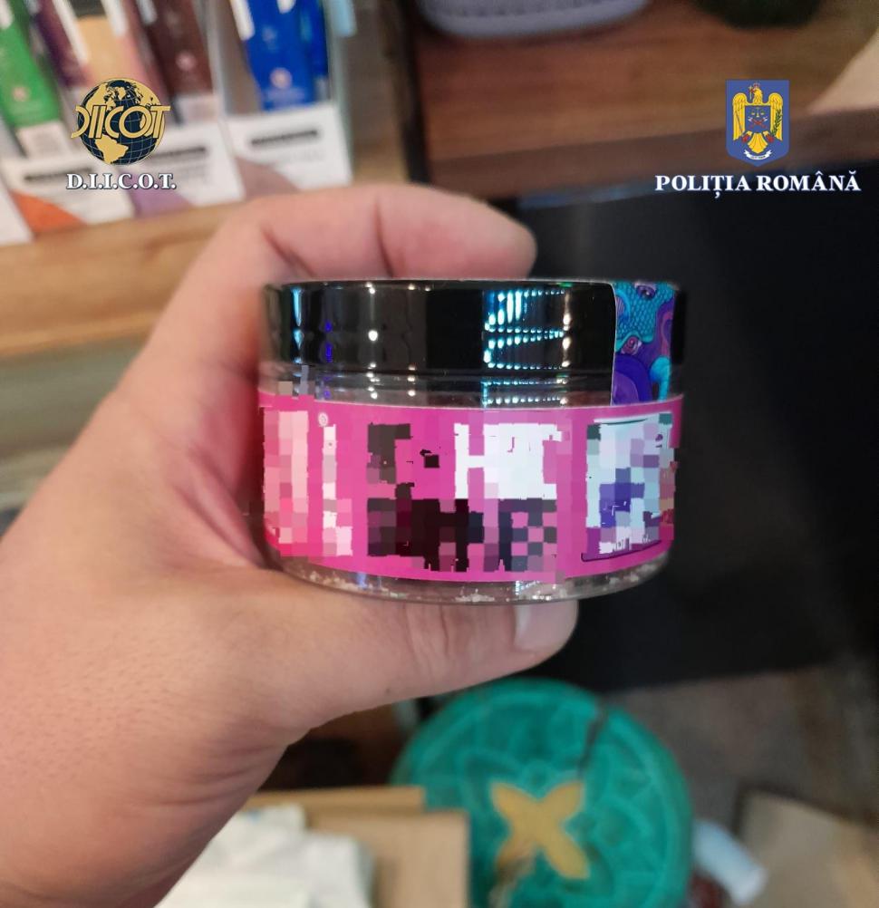 Un polițist ambala dulciuri cu droguri în "Fabrica de vise" din Iași  | Un psiholog și un canadian, printre cei reținuți 859074