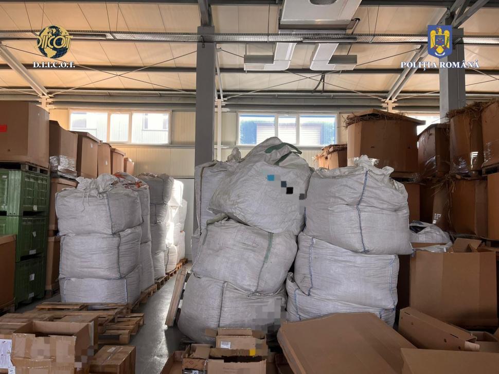 Un polițist ambala dulciuri cu droguri în "Fabrica de vise" din Iași  | Un psiholog și un canadian, printre cei reținuți 859083