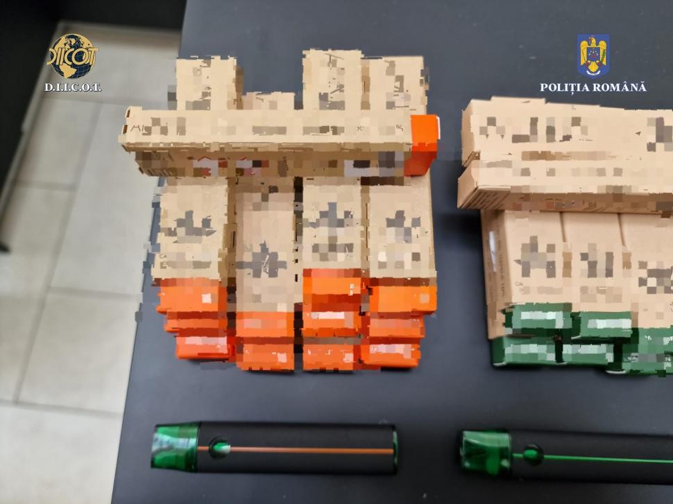 Un polițist ambala dulciuri cu droguri în "Fabrica de vise" din Iași  | Un psiholog și un canadian, printre cei reținuți 859085
