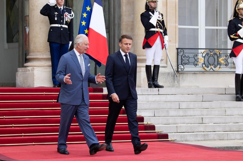 Regele Charles al III-lea și regina Camilla, primiți cu mare fast la Versailles. Primele doamne au optat pentru aceeaşi culoare la ţinutele de seară 859187