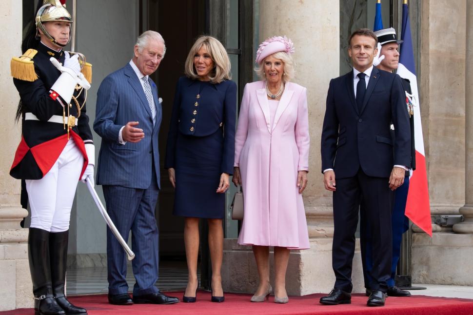 Regele Charles al III-lea și regina Camilla, primiți cu mare fast la Versailles. Primele doamne au optat pentru aceeaşi culoare la ţinutele de seară 859188