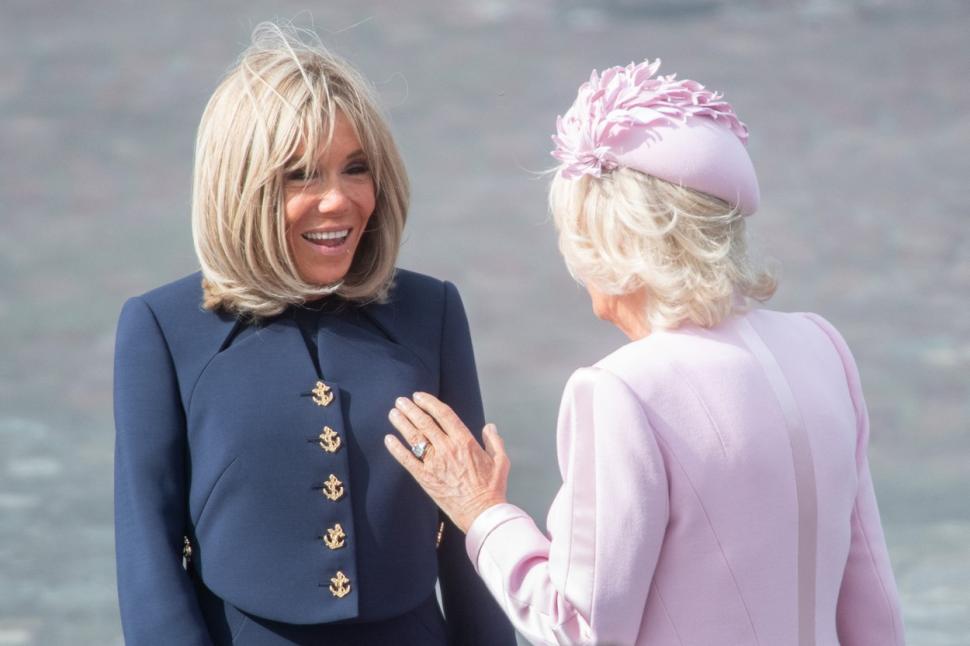 Regele Charles al III-lea și regina Camilla, primiți cu mare fast la Versailles. Primele doamne au optat pentru aceeaşi culoare la ţinutele de seară 859189