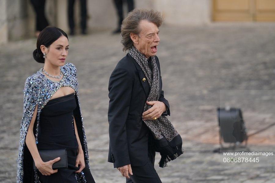 Regele Charles al III-lea și regina Camilla, primiți cu mare fast la Versailles. Primele doamne au optat pentru aceeaşi culoare la ţinutele de seară 859195