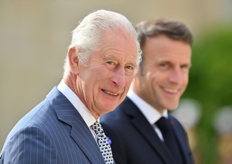 Regele Charles al III-lea și regina Camilla, primiți cu mare fast la Versailles. Primele doamne au optat pentru aceeaşi culoare la ţinutele de seară 859198