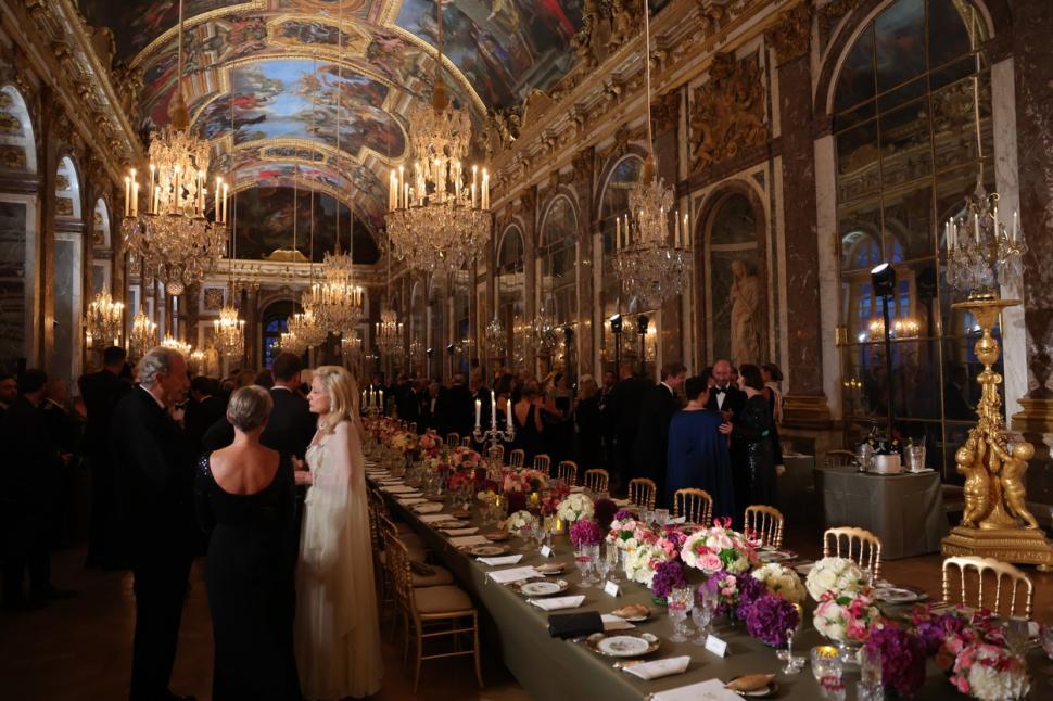 Regele Charles al III-lea și regina Camilla, primiți cu mare fast la Versailles. Primele doamne au optat pentru aceeaşi culoare la ţinutele de seară 859205