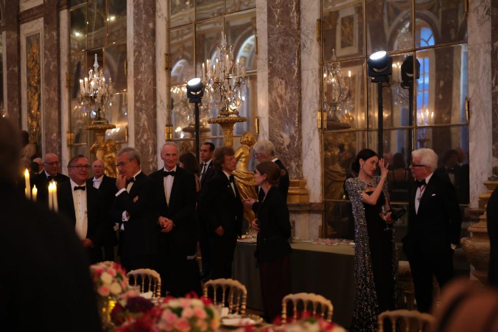 Regele Charles al III-lea și regina Camilla, primiți cu mare fast la Versailles. Primele doamne au optat pentru aceeaşi culoare la ţinutele de seară 859206