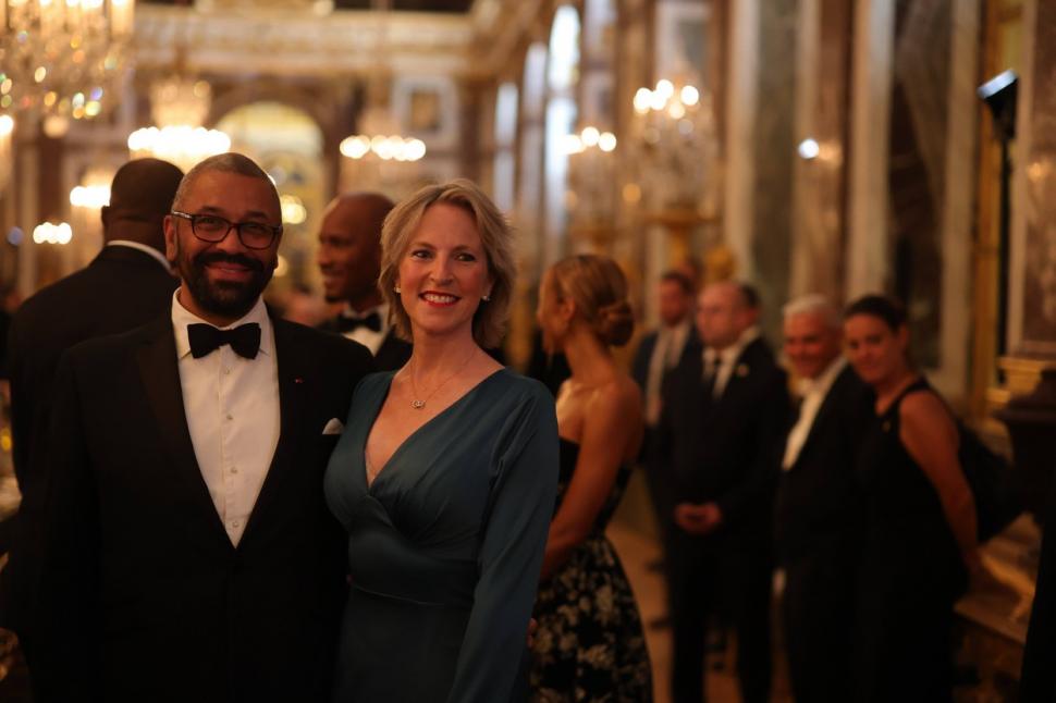 Regele Charles al III-lea și regina Camilla, primiți cu mare fast la Versailles. Primele doamne au optat pentru aceeaşi culoare la ţinutele de seară 859207