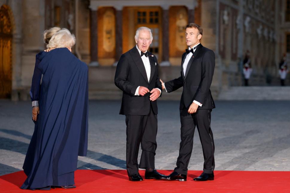Regele Charles al III-lea și regina Camilla, primiți cu mare fast la Versailles. Primele doamne au optat pentru aceeaşi culoare la ţinutele de seară 859210