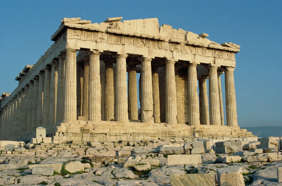 Un turist român a fost arestat pentru că ar fi vrut să fure două bucăți de marmură de pe Acropole