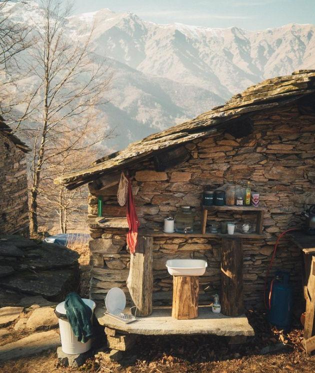 Un bărbat face senzație pe Youtube. Fiecare episod al său începe cu liniștea din munți 859426