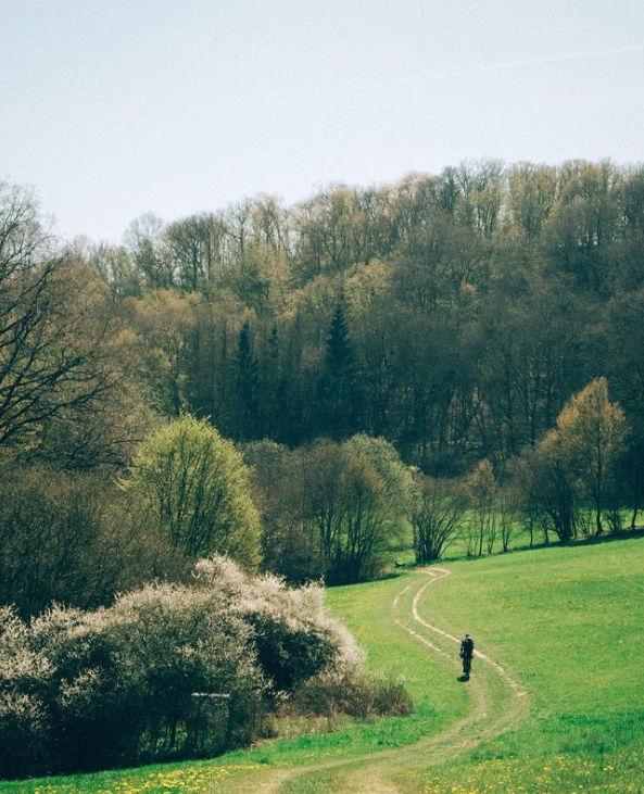 Un bărbat face senzație pe Youtube. Fiecare episod al său începe cu liniștea din munți 859427