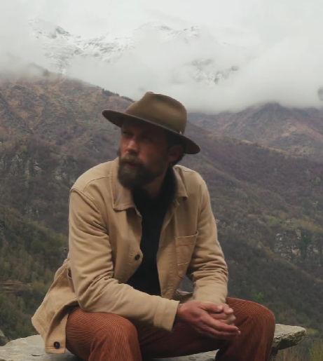 Un bărbat face senzație pe Youtube. Fiecare episod al său începe cu liniștea din munți 859428