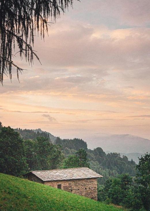 Un bărbat face senzație pe Youtube. Fiecare episod al său începe cu liniștea din munți 859429