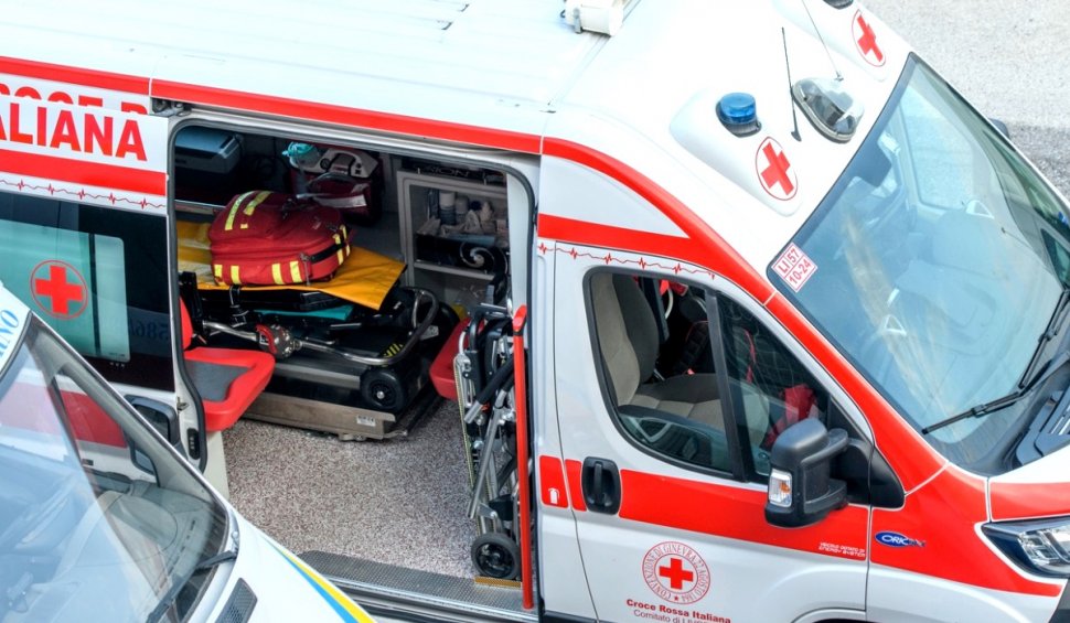 Microbuz cu români, căzut într-o prăpastie de 20 de metri, în Italia: Un mort și trei răniți