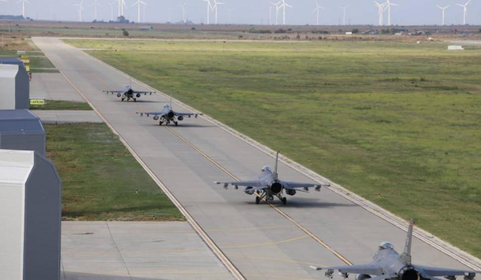 Radu Tudor: Imagini cu avioanele de luptă F16 ale Forțelor Aeriene Americane aterizate la Baza 86 Aeriană Borcea 859630