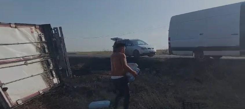 "Hai la caşcaval!" | Un TIR plin cu caşcaval, care a luat foc şi s-a răsturnat, a fost luat cu asalt de localnicii din Mehedinţi 859613