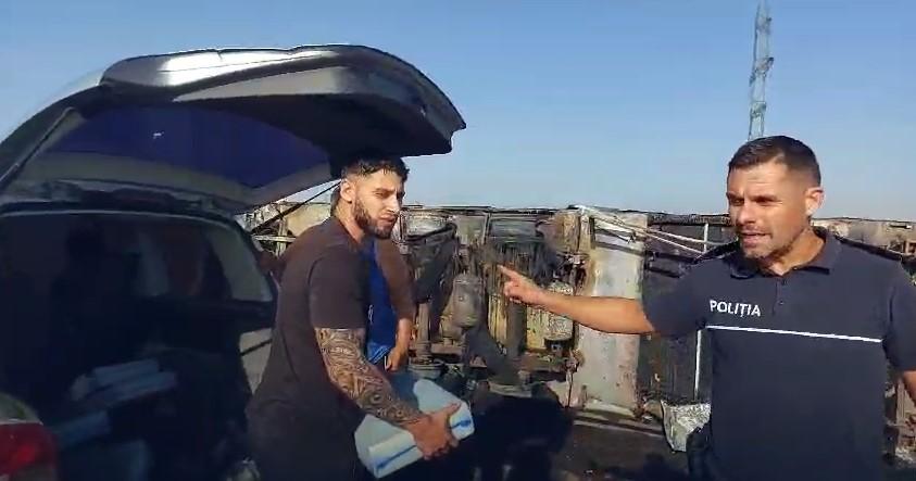 "Hai la caşcaval!" | Un TIR plin cu caşcaval, care a luat foc şi s-a răsturnat, a fost luat cu asalt de localnicii din Mehedinţi 859614