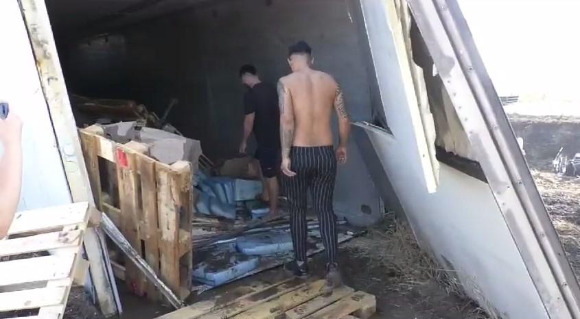 "Hai la caşcaval!" | Un TIR plin cu caşcaval, care a luat foc şi s-a răsturnat, a fost luat cu asalt de localnicii din Mehedinţi 859615