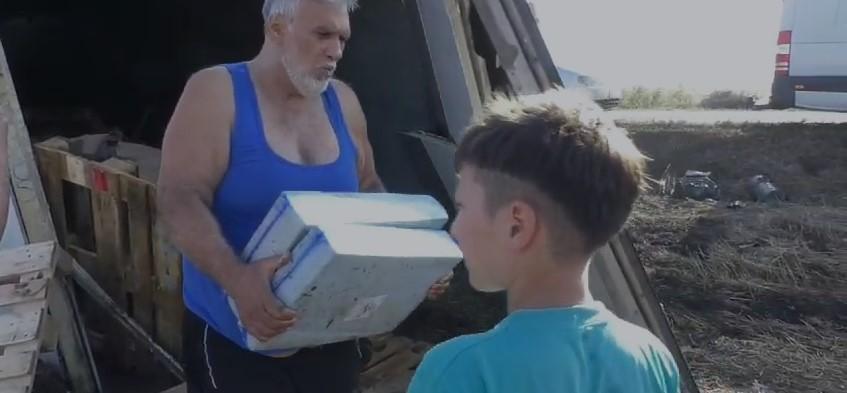 "Hai la caşcaval!" | Un TIR plin cu caşcaval, care a luat foc şi s-a răsturnat, a fost luat cu asalt de localnicii din Mehedinţi 859616