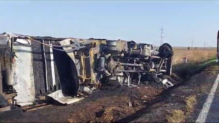 "Hai la caşcaval!" | Un TIR plin cu caşcaval, care a luat foc şi s-a răsturnat, a fost luat cu asalt de localnicii din Mehedinţi 859617