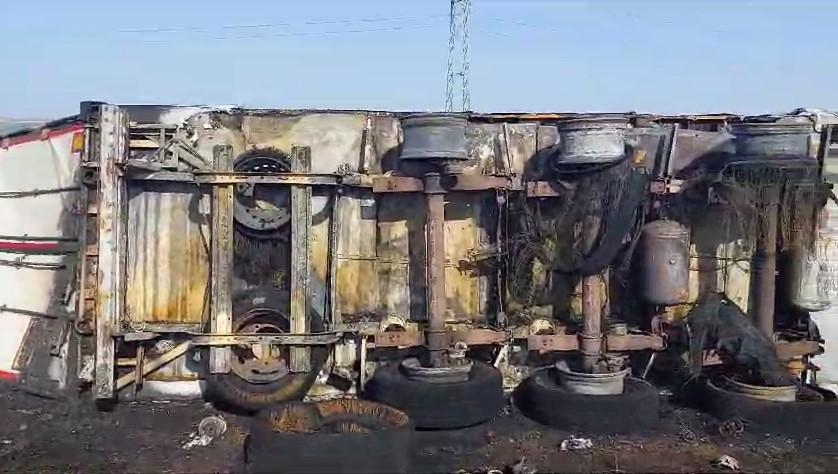 "Hai la caşcaval!" | Un TIR plin cu caşcaval, care a luat foc şi s-a răsturnat, a fost luat cu asalt de localnicii din Mehedinţi 859618