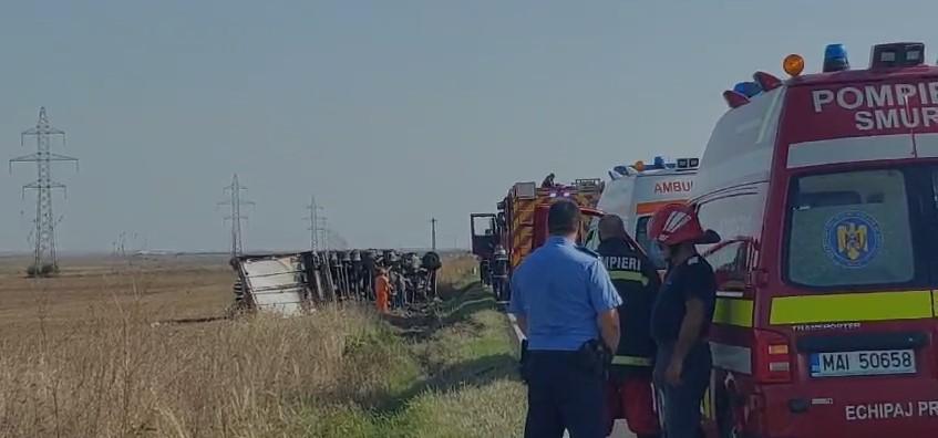 "Hai la caşcaval!" | Un TIR plin cu caşcaval, care a luat foc şi s-a răsturnat, a fost luat cu asalt de localnicii din Mehedinţi 859619