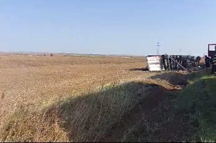 "Hai la caşcaval!" | Un TIR plin cu caşcaval, care a luat foc şi s-a răsturnat, a fost luat cu asalt de localnicii din Mehedinţi 859620