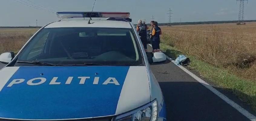 "Hai la caşcaval!" | Un TIR plin cu caşcaval, care a luat foc şi s-a răsturnat, a fost luat cu asalt de localnicii din Mehedinţi 859621