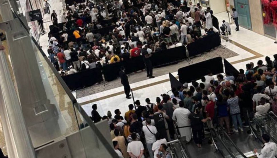Haos în Dubai la mall-ul unde s-a pus în vânzare iPhone 15. Zeci de persoane s-au luat la bătaie