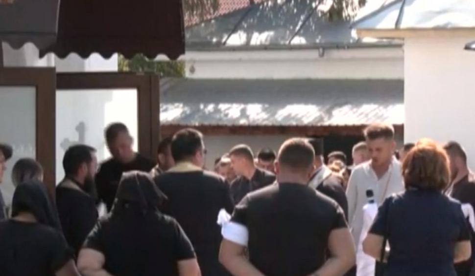 "Lacrimi, durere şi copii rămaşi fără părinţi" | Muncitorii morţi la explozia de la Călimăneşti au fost conduşi pe ultimul drum 859791