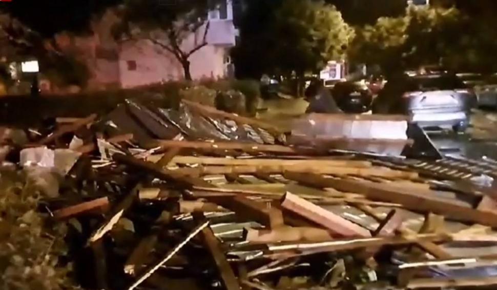 Prăpăd în Craiova după codul roșul de ploi și vijelii. Autoritățile intervin de urgență 859824