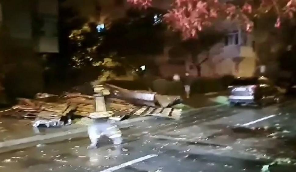 Prăpăd în Craiova după codul roșul de ploi și vijelii. Autoritățile intervin de urgență 859825