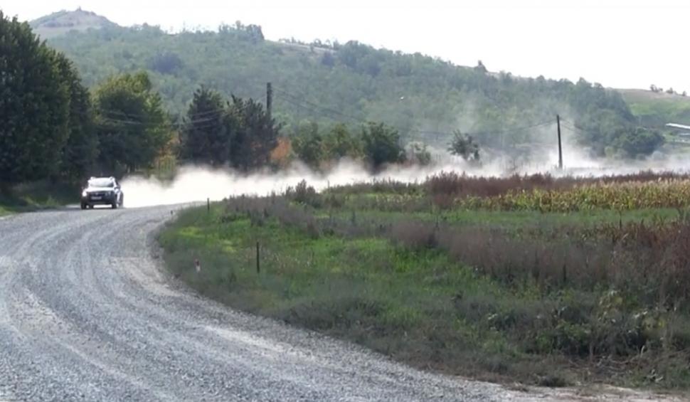 "Aşa ne chinuim de ani de zile" | Şpagă de peste 1.000.000 lei pentru un drum de care s-a ales praful, la propriu. Revolta localnicilor 859786