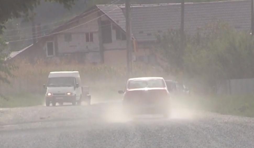 "Aşa ne chinuim de ani de zile" | Şpagă de peste 1.000.000 lei pentru un drum de care s-a ales praful, la propriu. Revolta localnicilor 859787