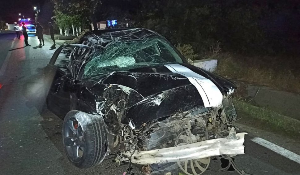 Accident spectaculos în Teleorman! Un tânăr de 20 de ani a intrat cu mașina într-un cap de pod, s-a răsturnat și apoi a revenit pe roți